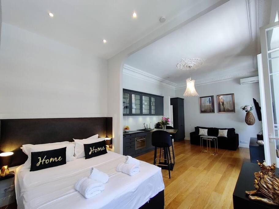Apartment Center, Chic For 2-4, Balcony, Ac Nice